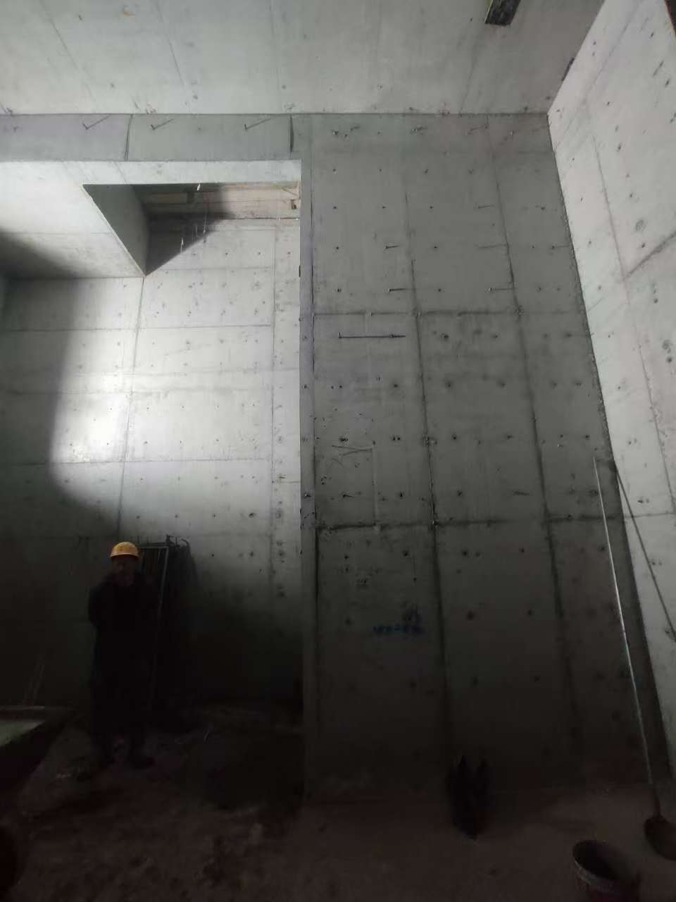 名山墙上开槽钢筋断了有影响吗
